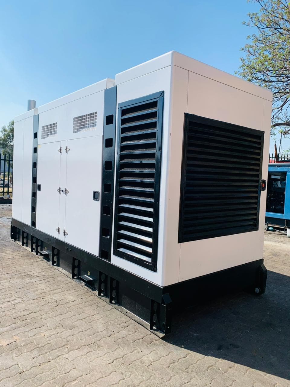 500KVA CUMMINS DIESEL SET — photo 1 of 7