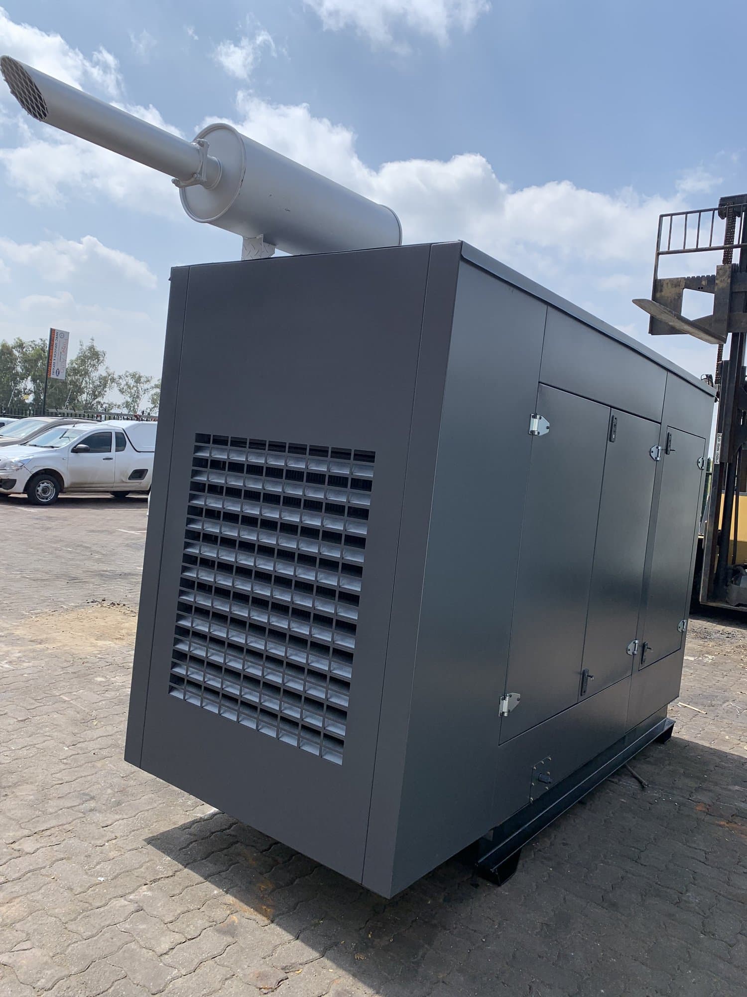 200KVA STANDBY MITSUBISHI DIESEL SET — photo 1 of 7