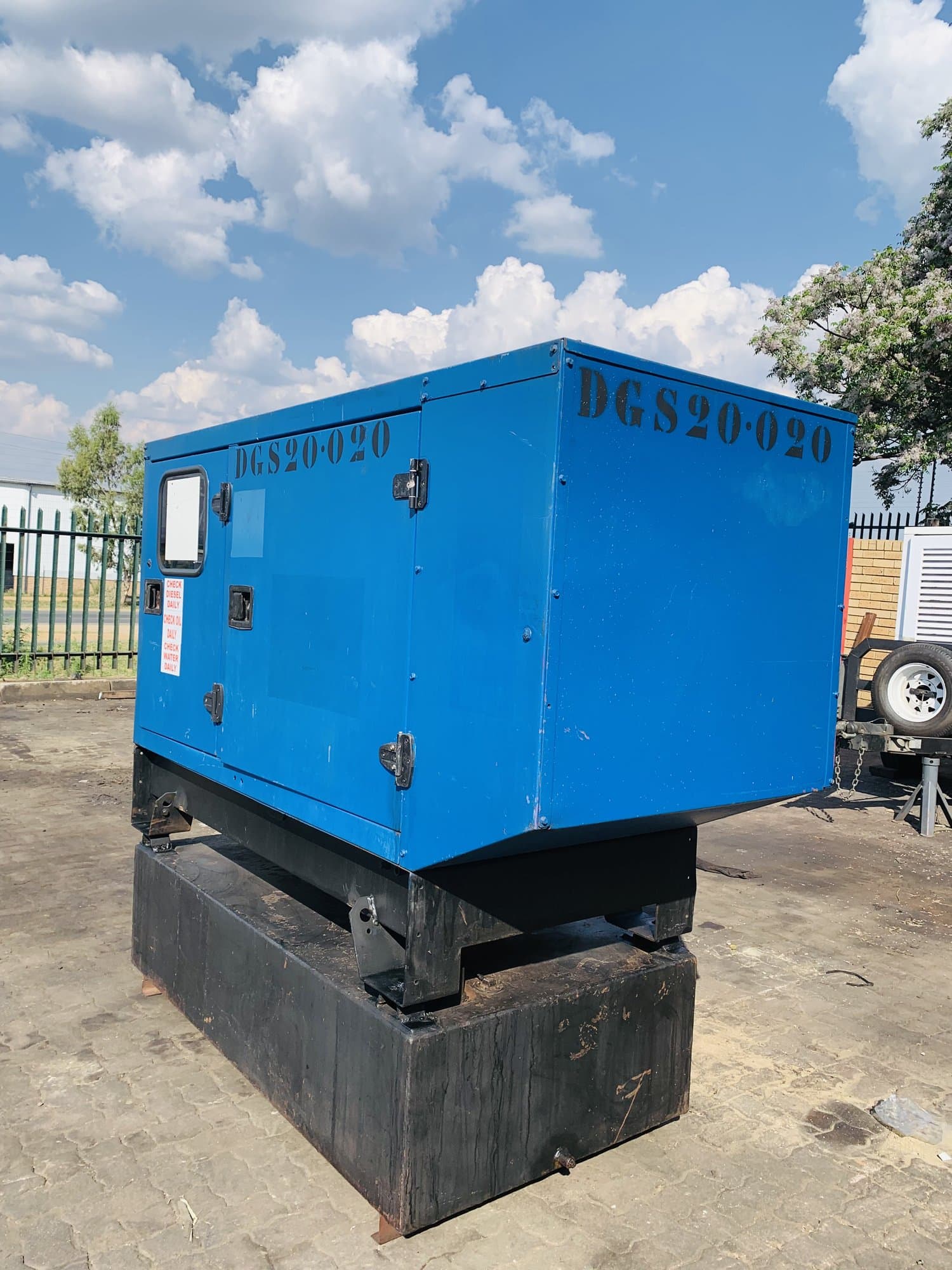 20KVA SDMO (JOHN DEERE) DIESEL SET — photo 1 of 8