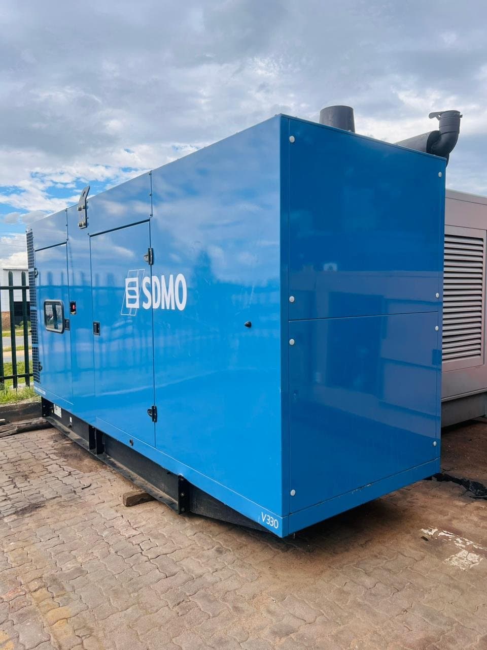 550KVA SDMO DOOESAN DIESEL SET — photo 1 of 1
